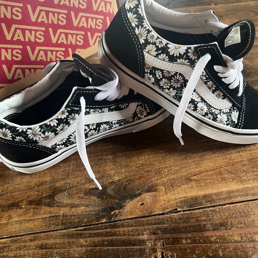 Brand New Vans Old Skool Daisy Black and White Shoes Girls Size 3